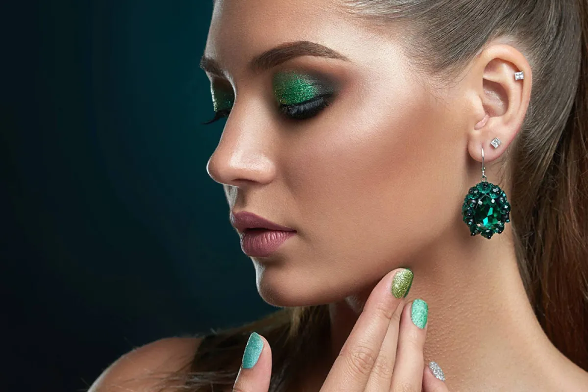 صيحات مكياج عيون أخضر ليوم التأسيس السعودي