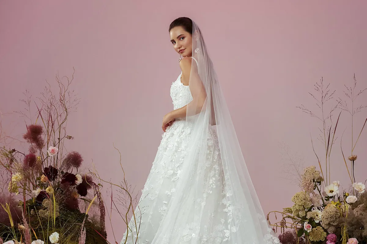 طرحة طويلة مزيّنة بالدانتيل من blue willow by Anne Barge  