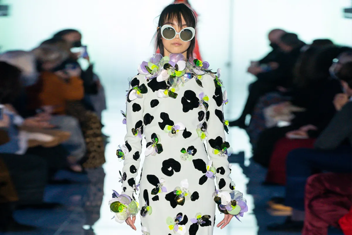 فستان مطبّع بالورود من ديل كور Del core   