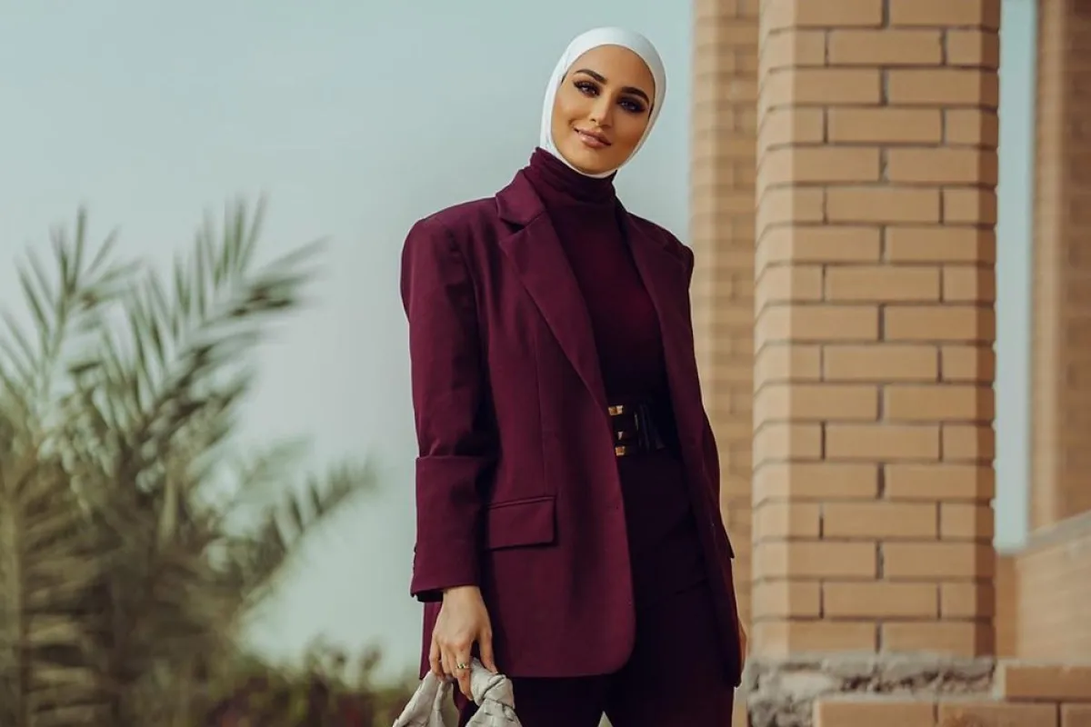 دلال الدوب باطلالة مونكروم