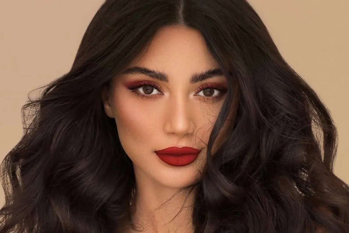 مكياج احمر بانامل وعد التركي -الصورة من حسابها على الانستغرام