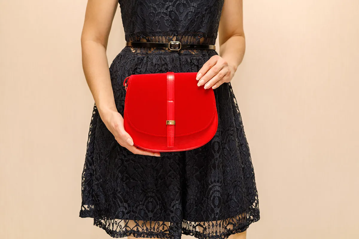 حقائب باللون الأحمر لتتألقي في يوم الحب