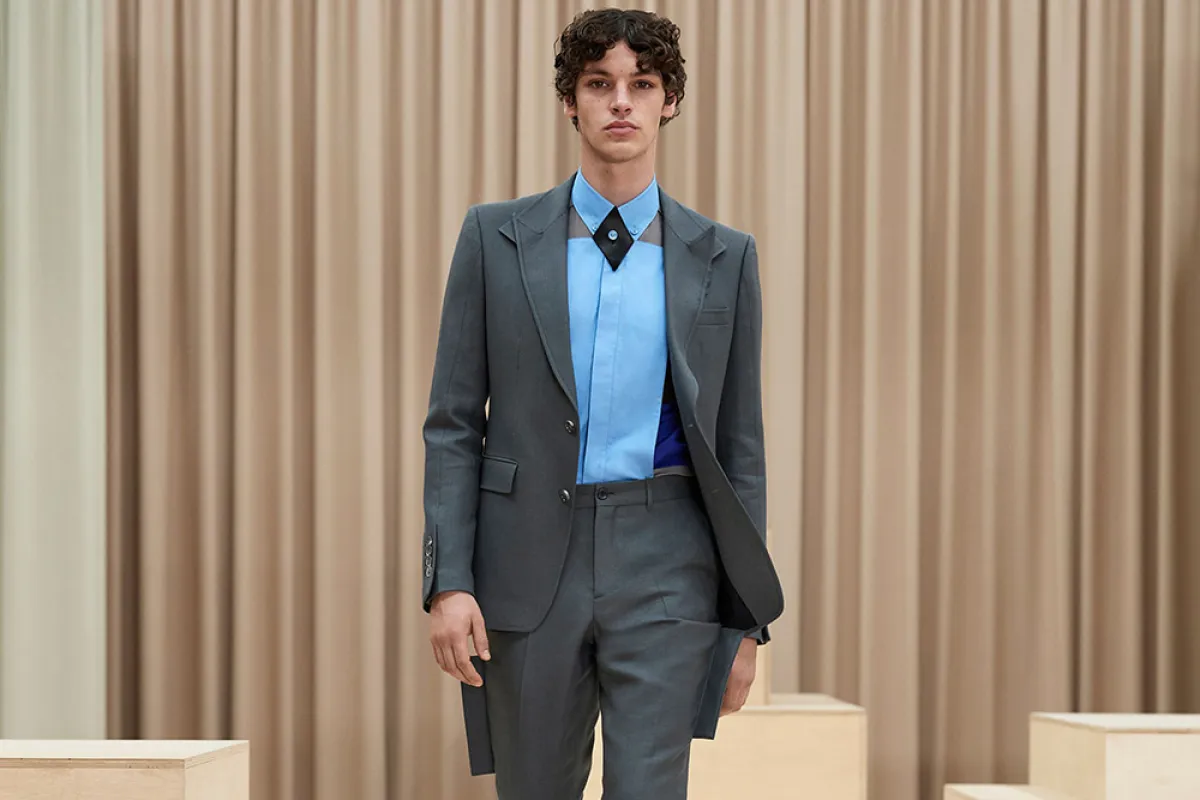 بدلة باللون الرمادي  من بربري  Burberry