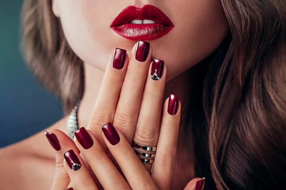 موديلات مناكير باللون الأحمر ليوم الحب 2022