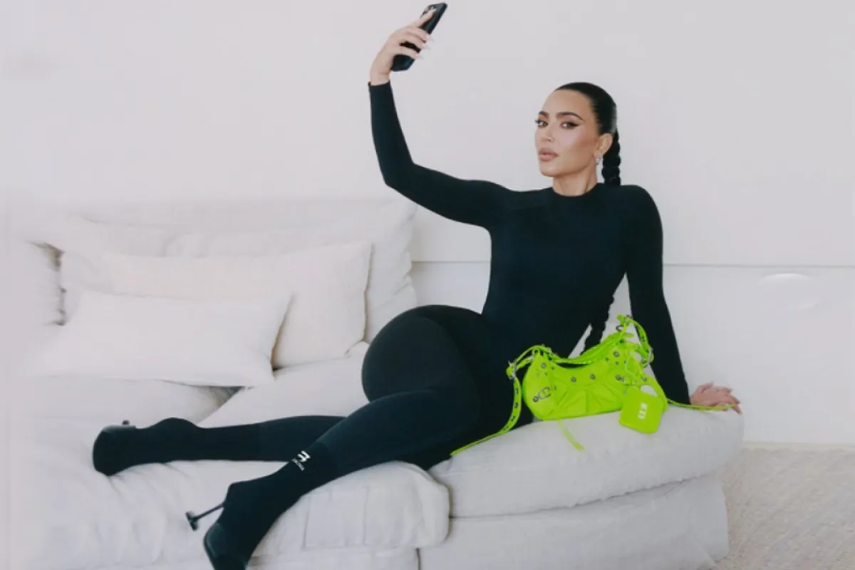 كيم كاردشيان ترتدي البزة السوداء من بالنسياغا مع حقيبة خضراء