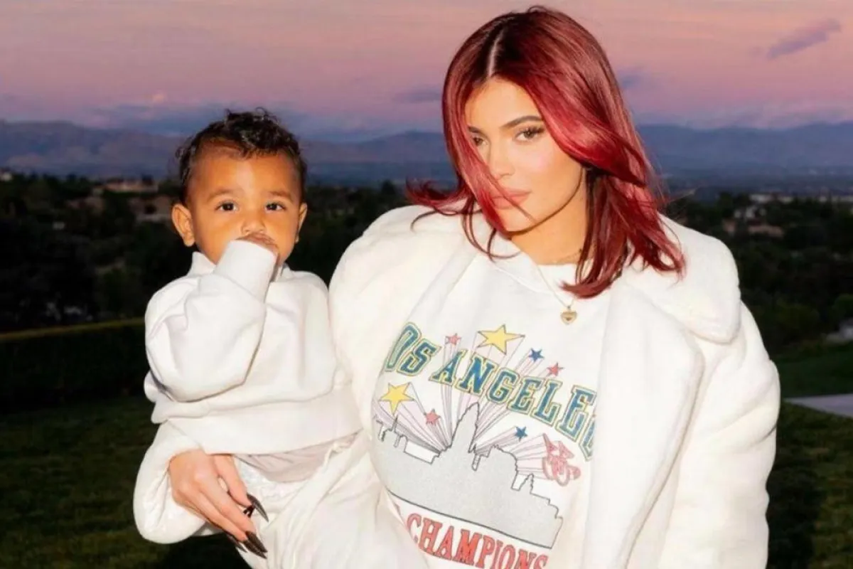 كايلي جينر تحمل ابنتها ستورمي - الصورة من حسابها في إنستغرام