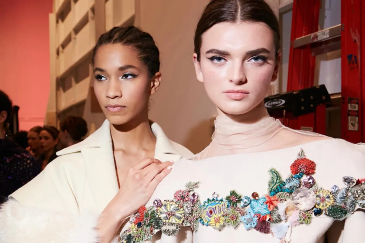 تاييرات مطرزة بالورود من سونغ جونغ وان