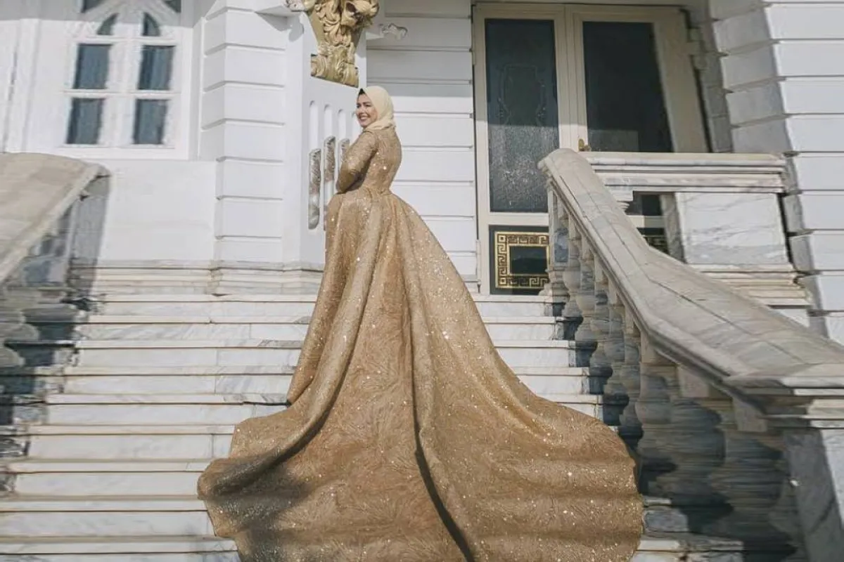 مروة حسن بفستان بذيل طويل