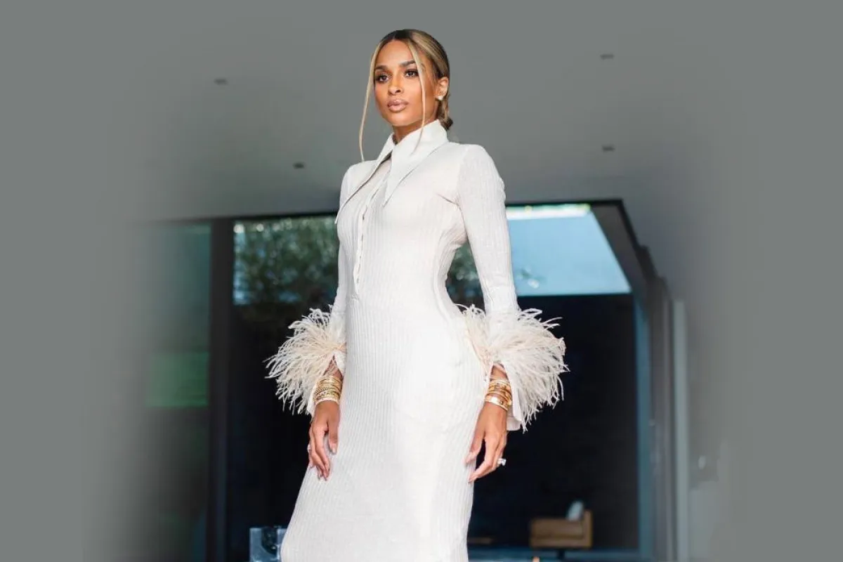 سيارا  ترتدي فستاناً أبيض