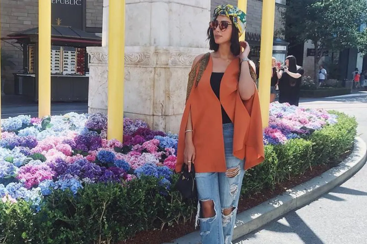 تنسيق جينز ممزق مع الصندل من وحي بسمة بوسيل