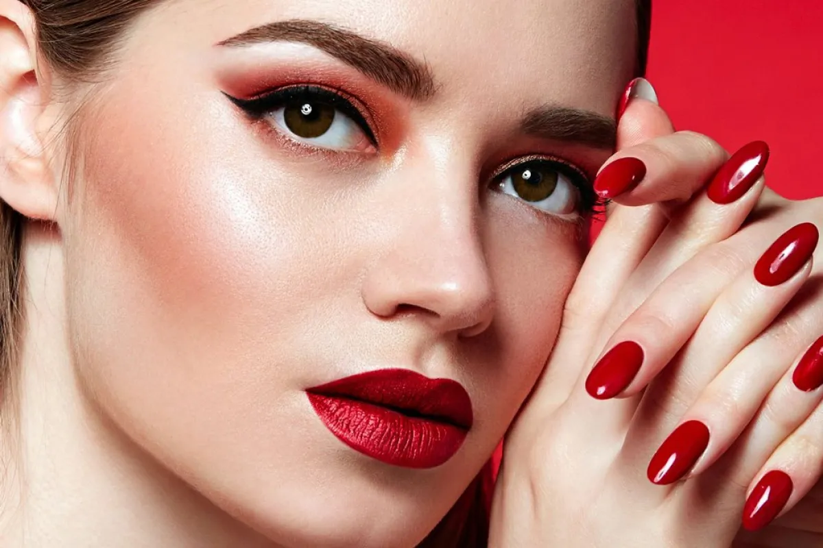 مكياج عيون أحمر وبرونزي