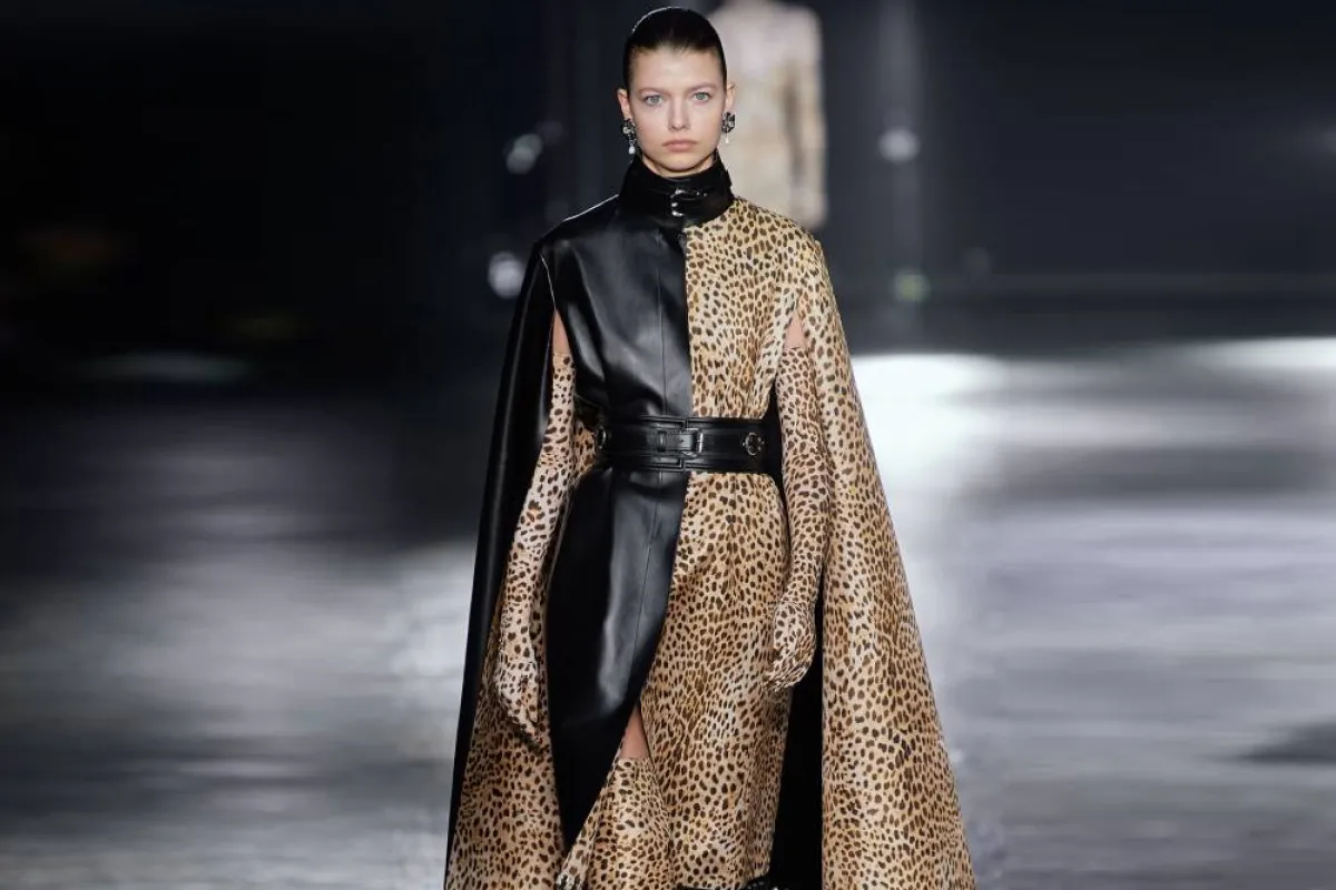 بدلة مع كاب من القماش البري والجلد من روبيرتو كافالي 