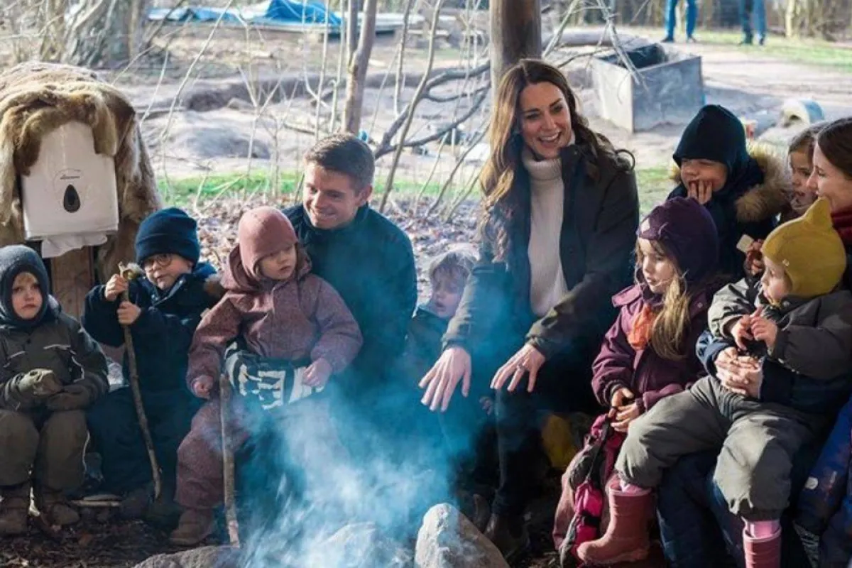 كيت ميدلتون وسط الأطفال في الطبيعة- الصورة من حساب Duke and Duchess of Cambridge على إنستغرام