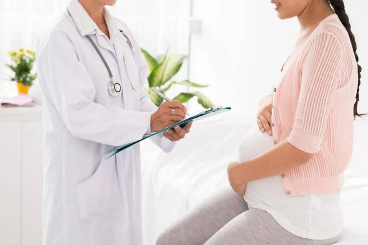 صورة لحامل تعاني من سلس البول وأعراضه المزعجة