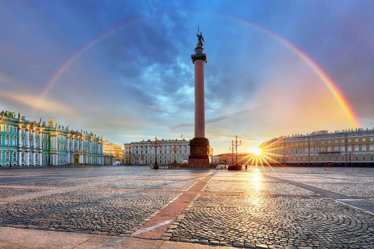 "قصر الشتاء" تحت ألوان قوس القزح 