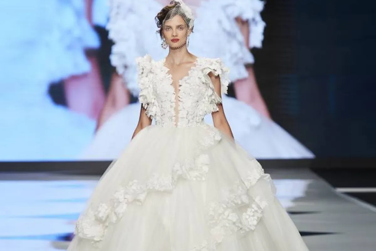 فستان زفاف مطرز بورود ثلاثية الأبعاد، من إيميليا كازابلانكا  Amelia Casablanca