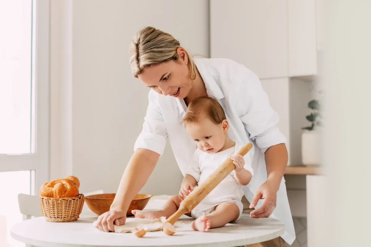 صورة أم مع مولودها في المطبخ