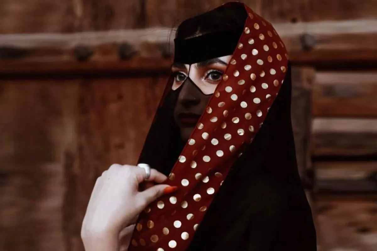 اطلالة المرأه القديمة من تصميم ليونز 