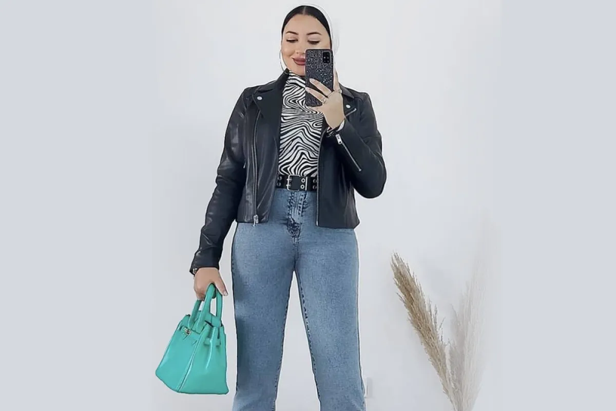 هاجر جمال بالجينز مع الازياء حيادية الالوان