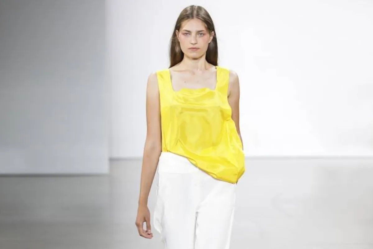 تنسيق التوب الأصفر مع البنطلون الأبيض من بيفزا Bevza