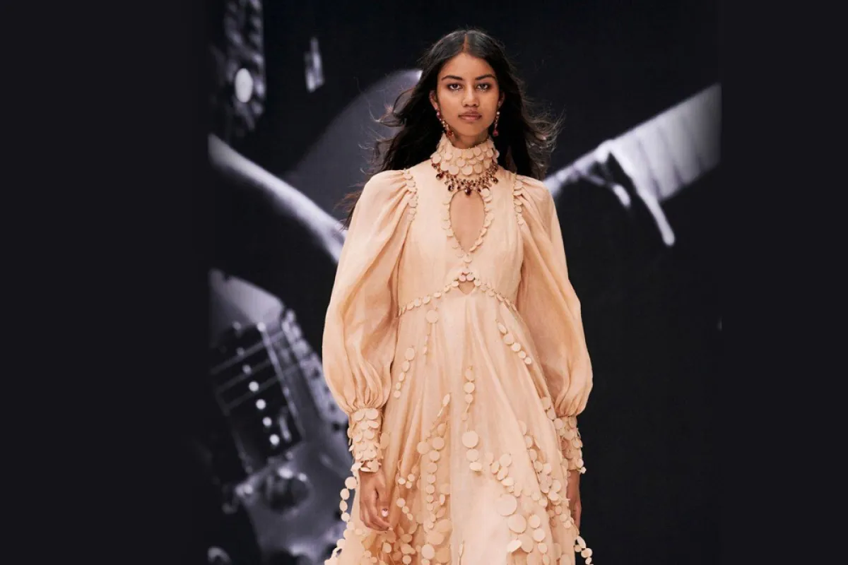 فستان باللون البرتقالي الباستيل من زيمرمان Zimmermann    