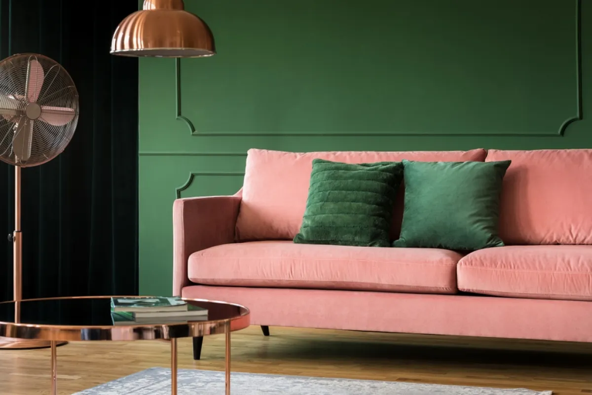 لتصميم لافت يجذب العين، يصحّ مزج الزهري المغبر بالأخضر