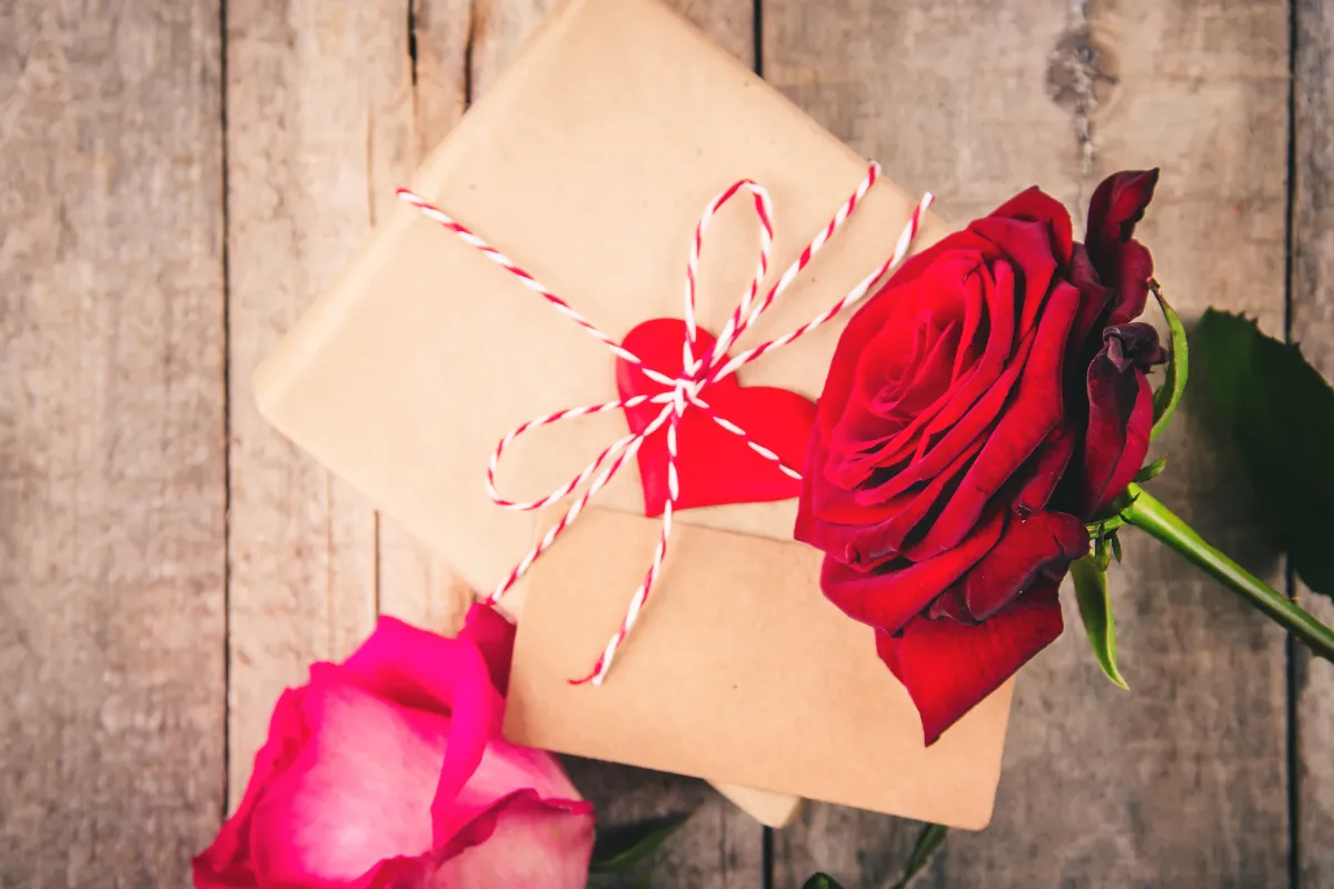   اعتادي شراء الزهور والهدايا البسيطة بدون سبب.