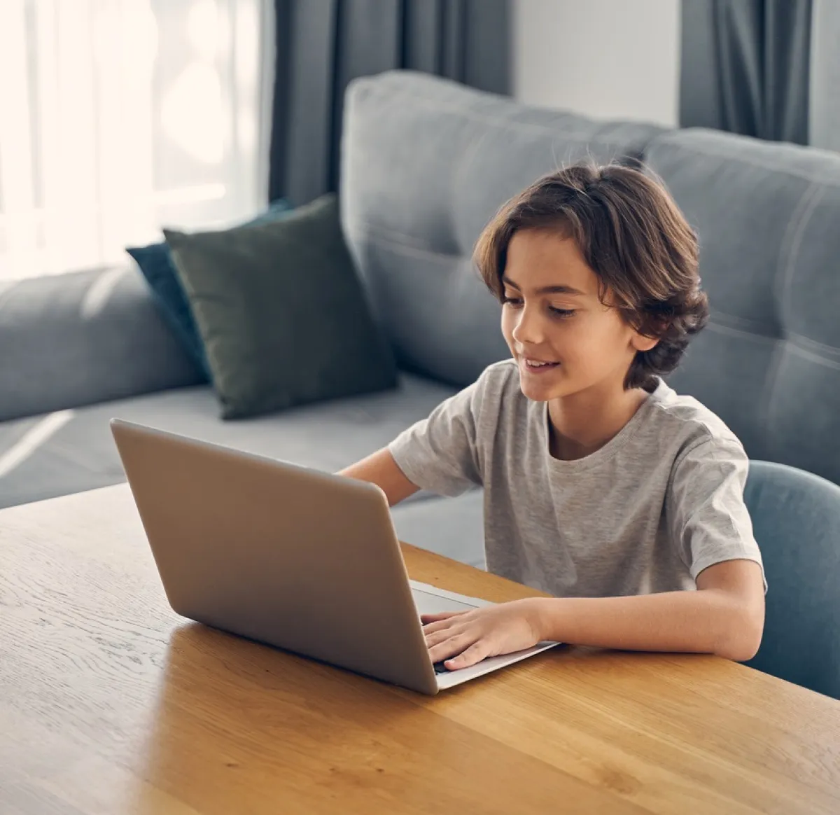 صورة لطفل يتابع الكمبيوتر