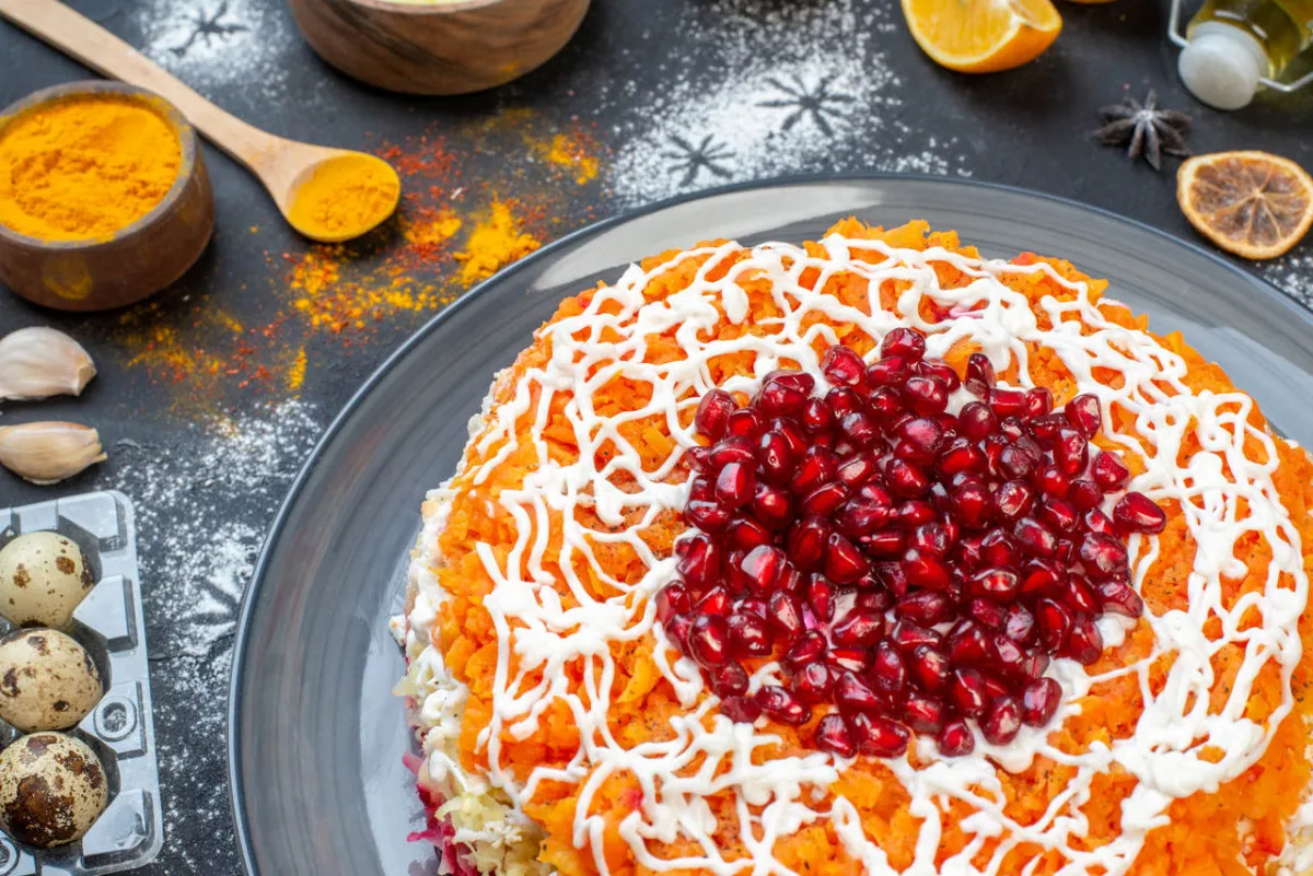 صورة لرمان مضاف على طبق