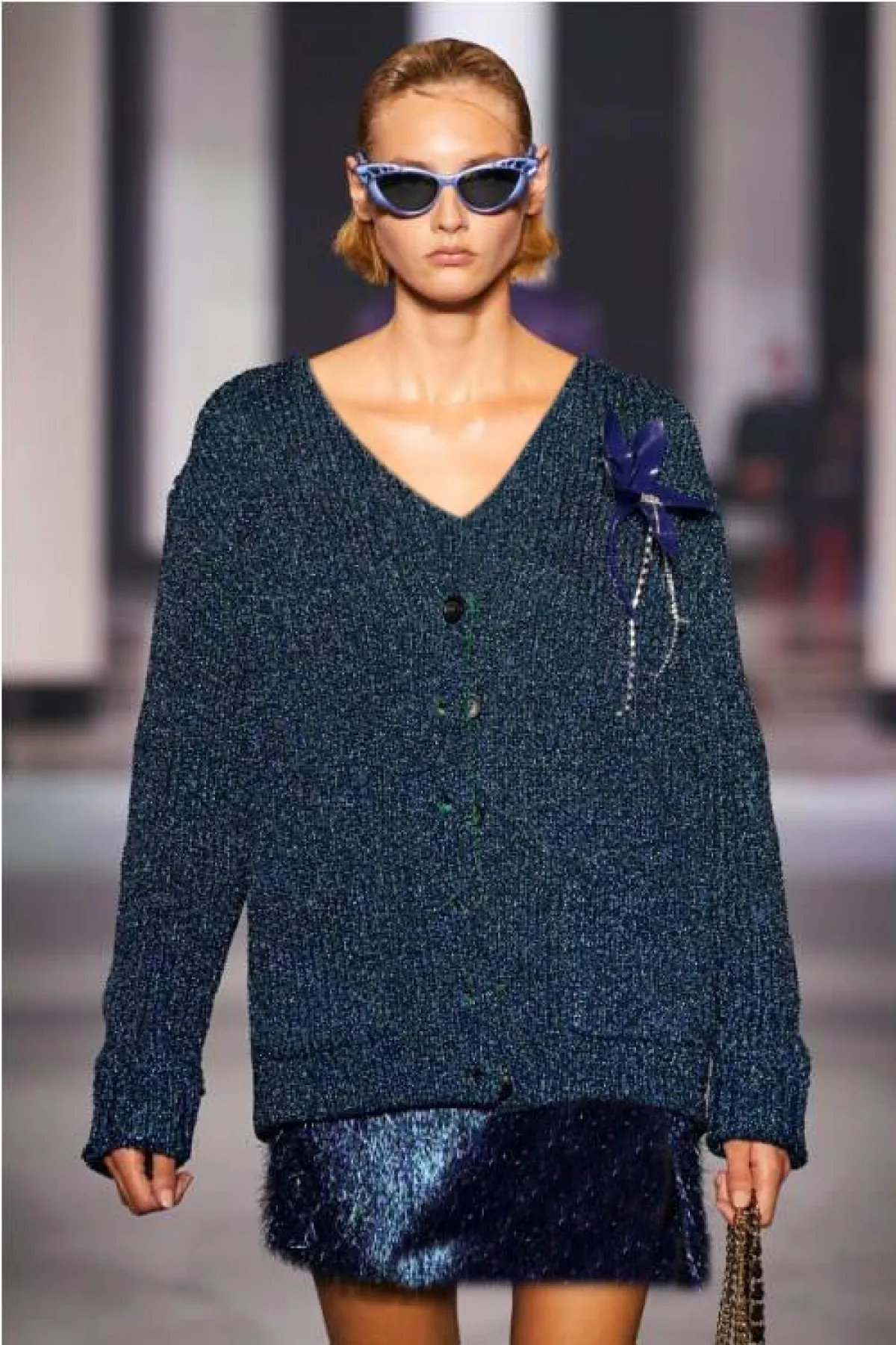 إطلالة عصرية بالأزرق البترولي من لانفان  Lanvin