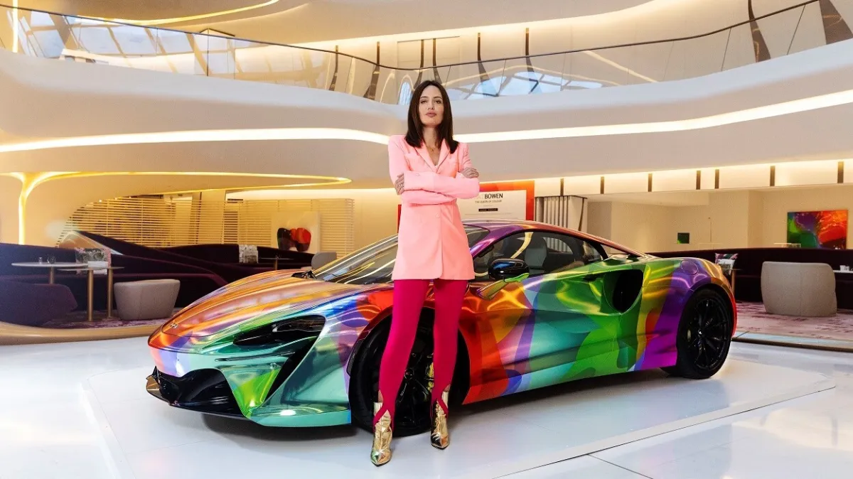 نات بوين بجانب سيارة ماكلارين ارتورا