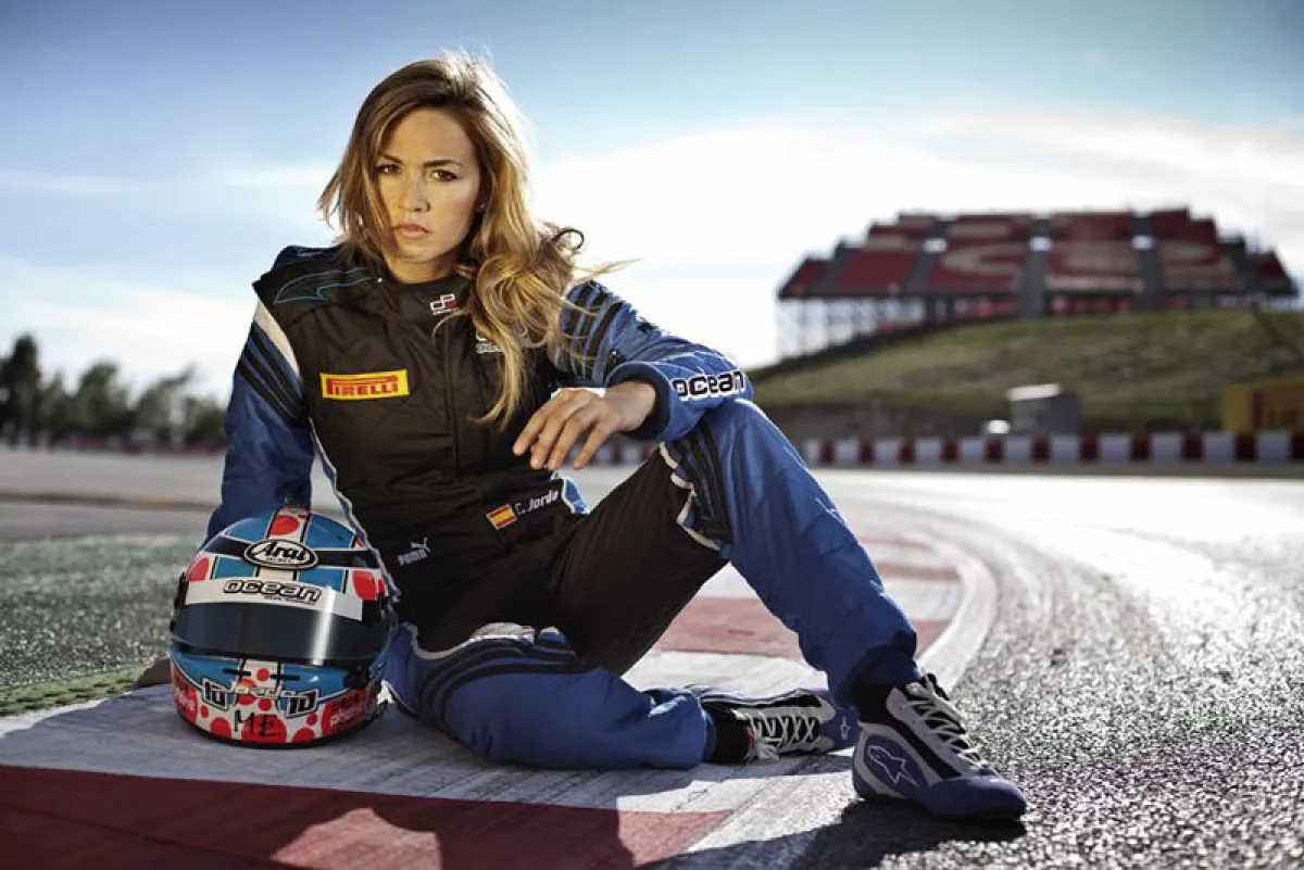 نساء في حلبات سباق السيارات