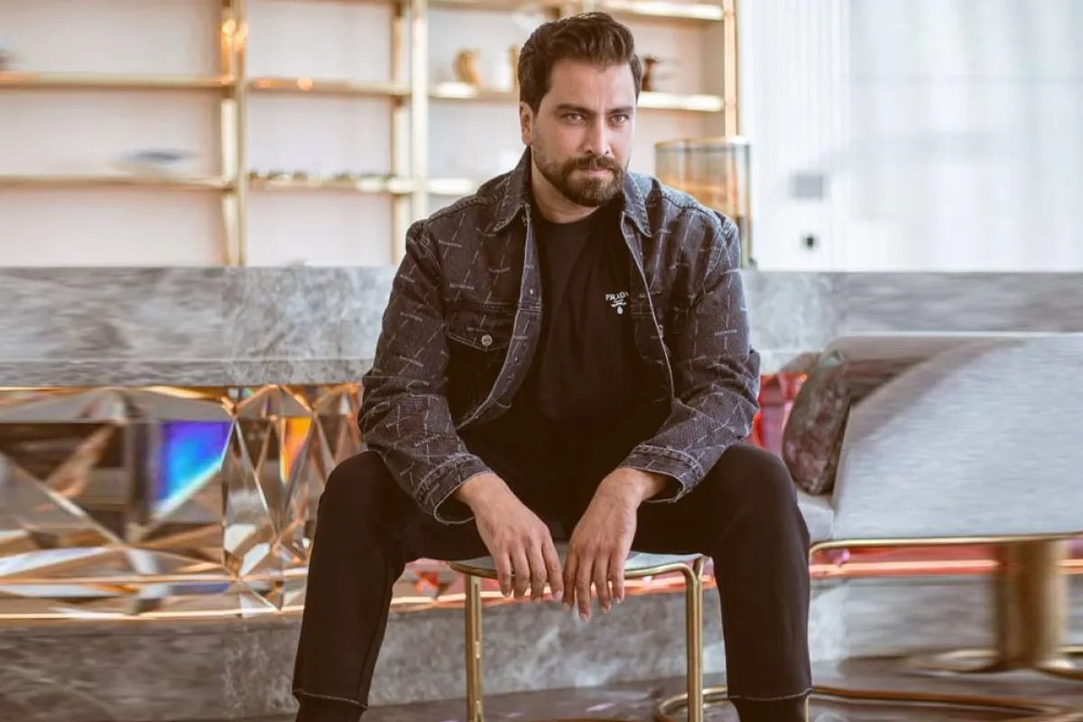 معتصم النهار بإطلالة شبابية بالجاكيت القصير