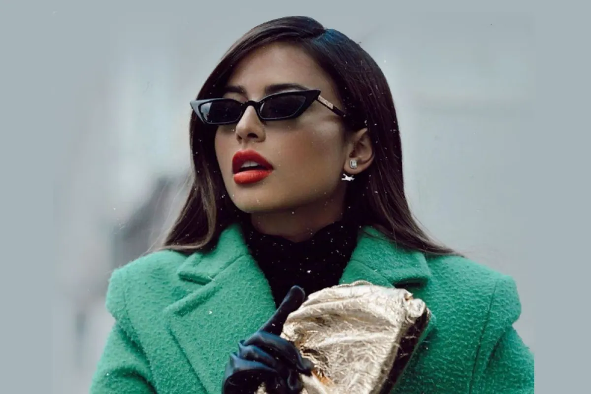 لما العقيل بحقيبة كلاتش ذهبية