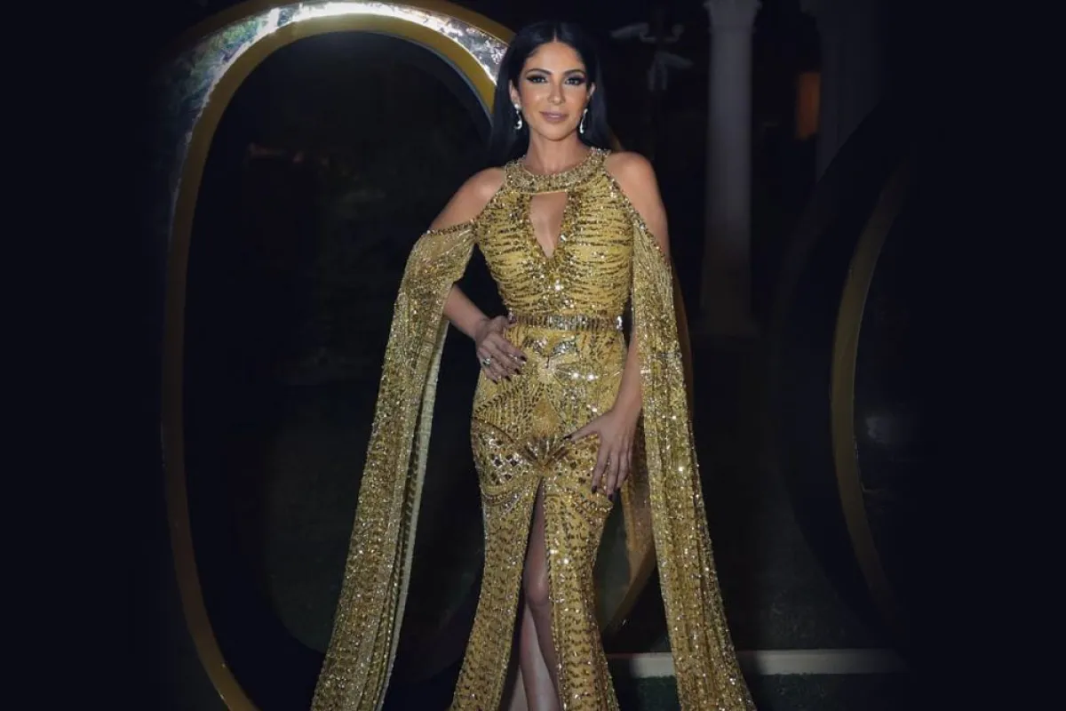 فستان باييت ذهبي من وحي منى زكي