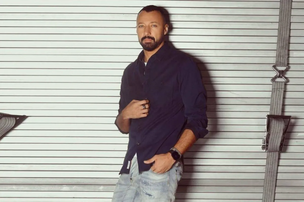 أحمد فهمي بسروال جينز شبابي  