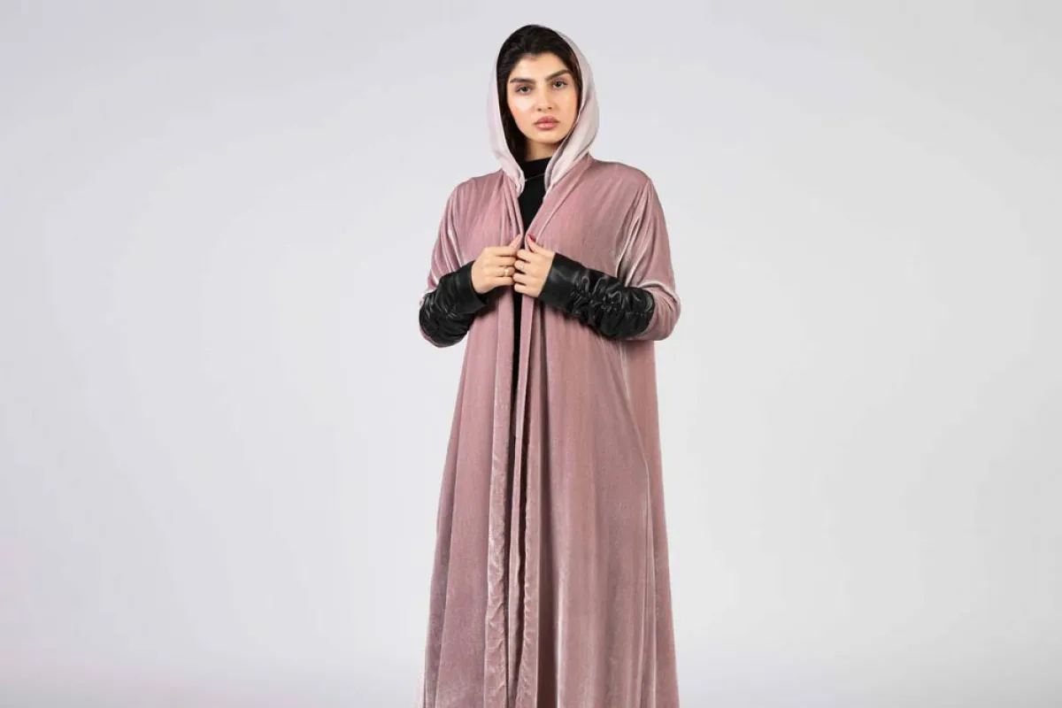 عباية مخمل من تصميم سارة الشهري