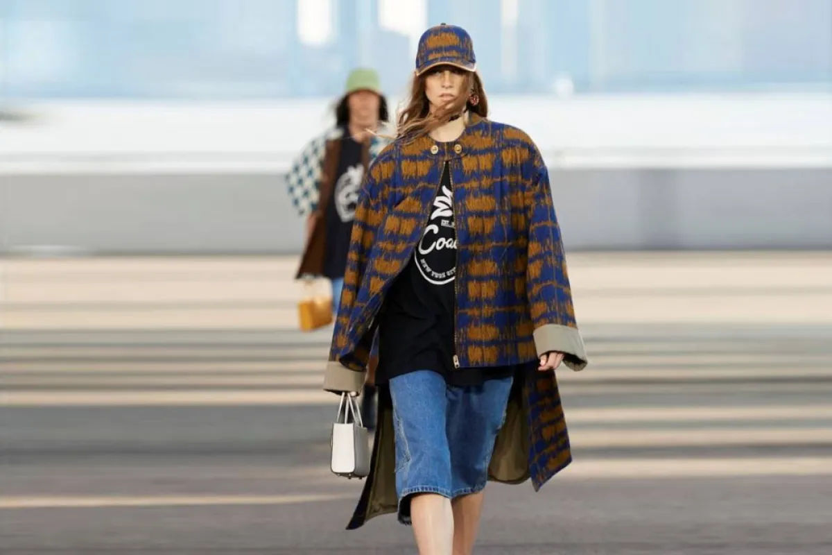 تنسيق التنورة الدنيم للصيف من كوتش  Coach