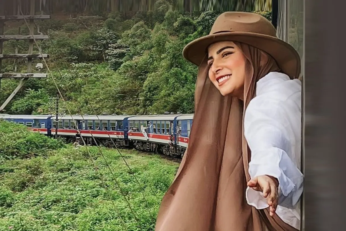 جهاد البنا بحجاب مفتوح مع القبعة