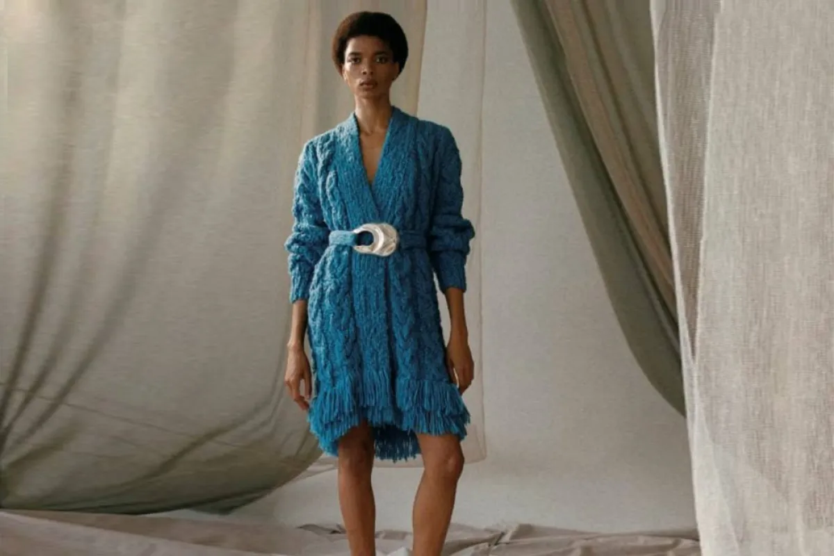 موديلات فساتين باللّون الأزرق البترولي لصيف 2022 من أليخاندرا ألونسو روخاس  Alejandra Alonso Rojas