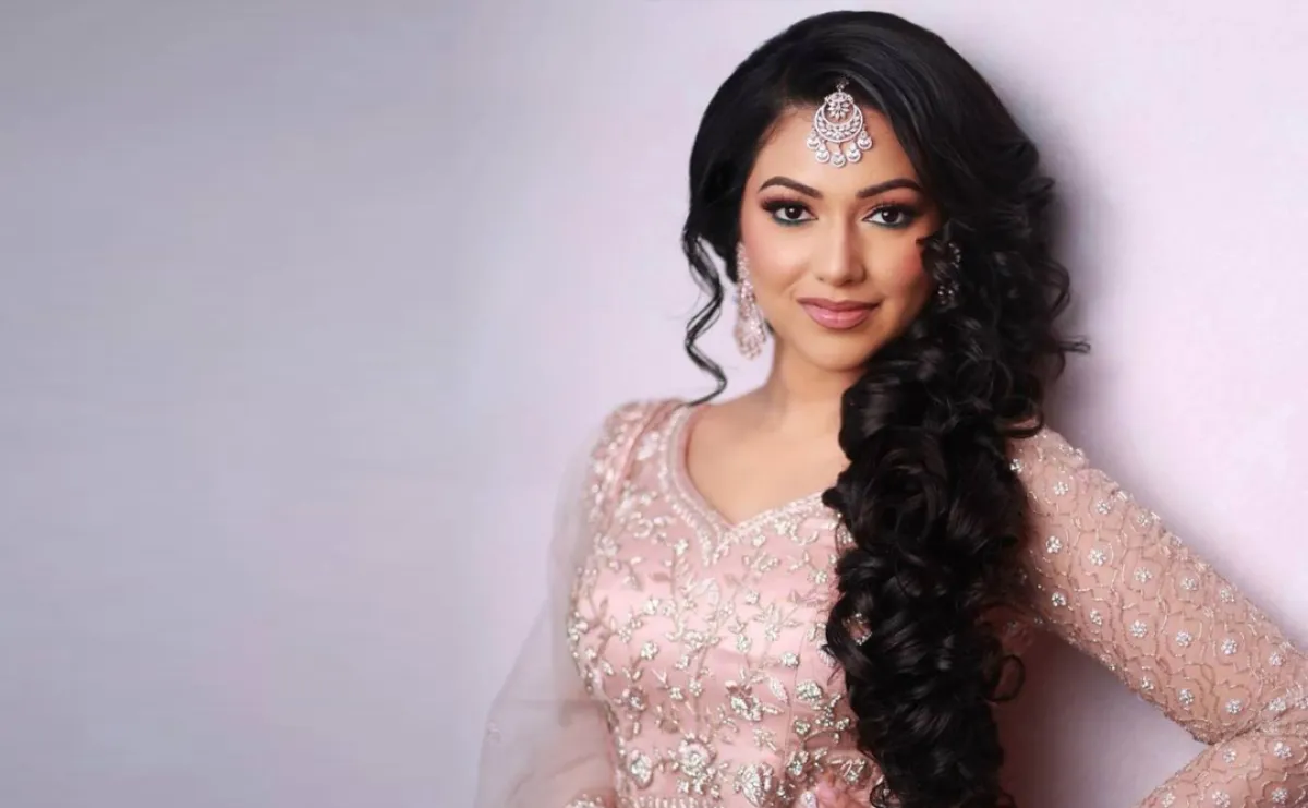 تسريحة الويفي الجانبية المنسدلة(الصورة من حساب akmakeup1 على إنستغرام)