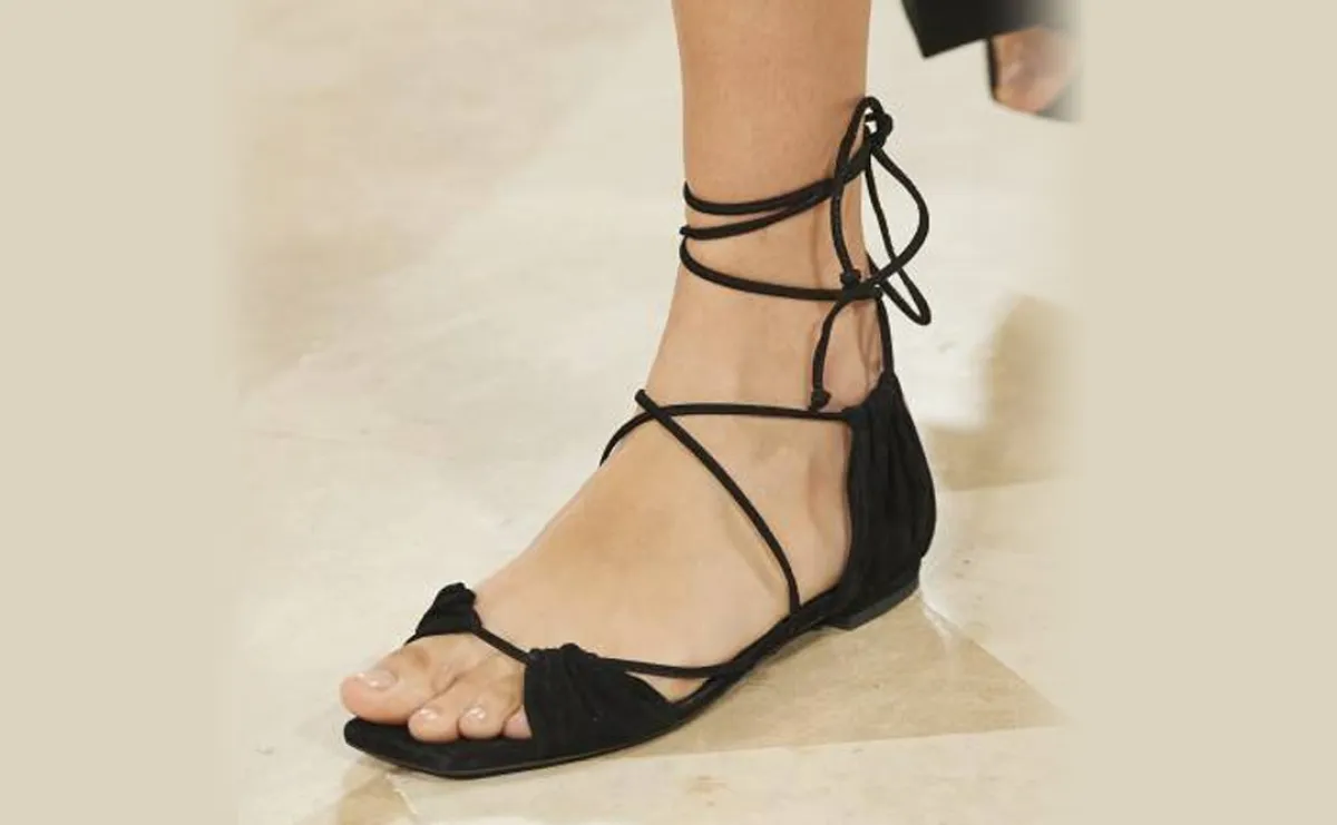 صندل أسود مسطح من Monot