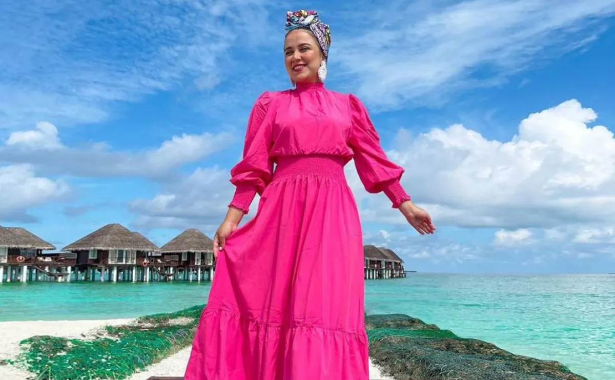 فاطمة نصر بفستان كلوش طويل باللون الوردي الداكن