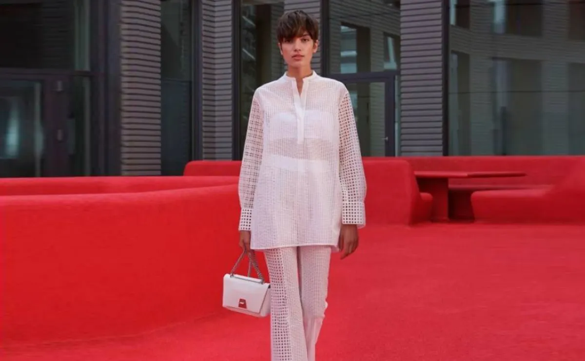 إطلالات مونوكروم باللون الأبيض لصيف 2022 من أكريس  Akris