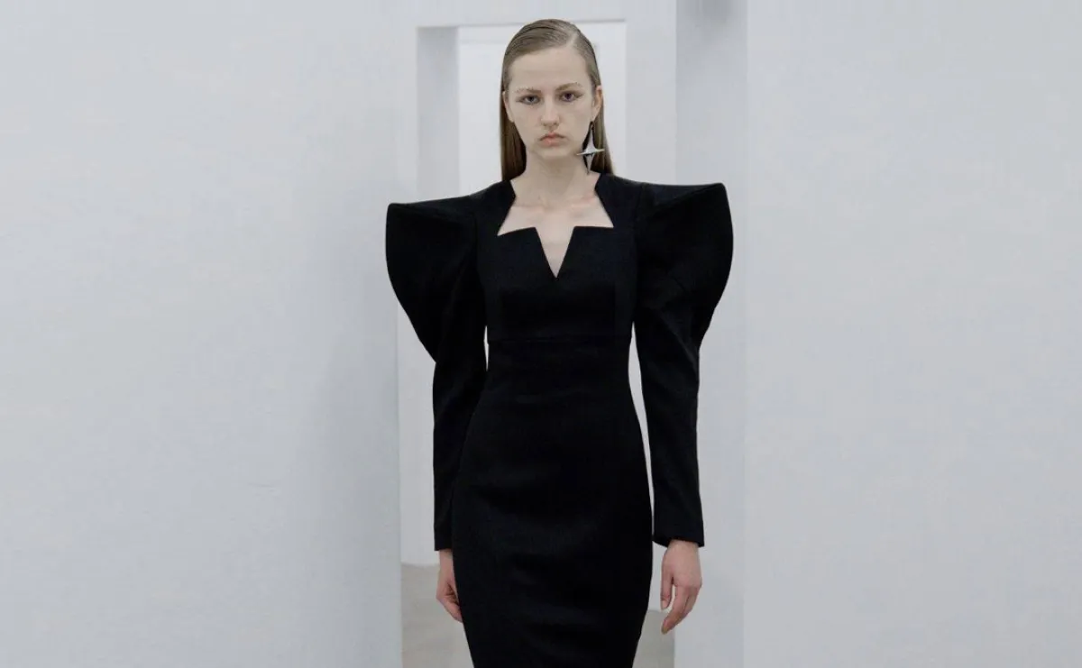 فستان باللون الأسود من  اناكيكي  Annakiki   