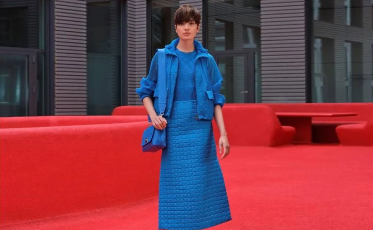 موديلات تنانير طويلة باللون الازرق لربيع 2022 من أكريس  Akris