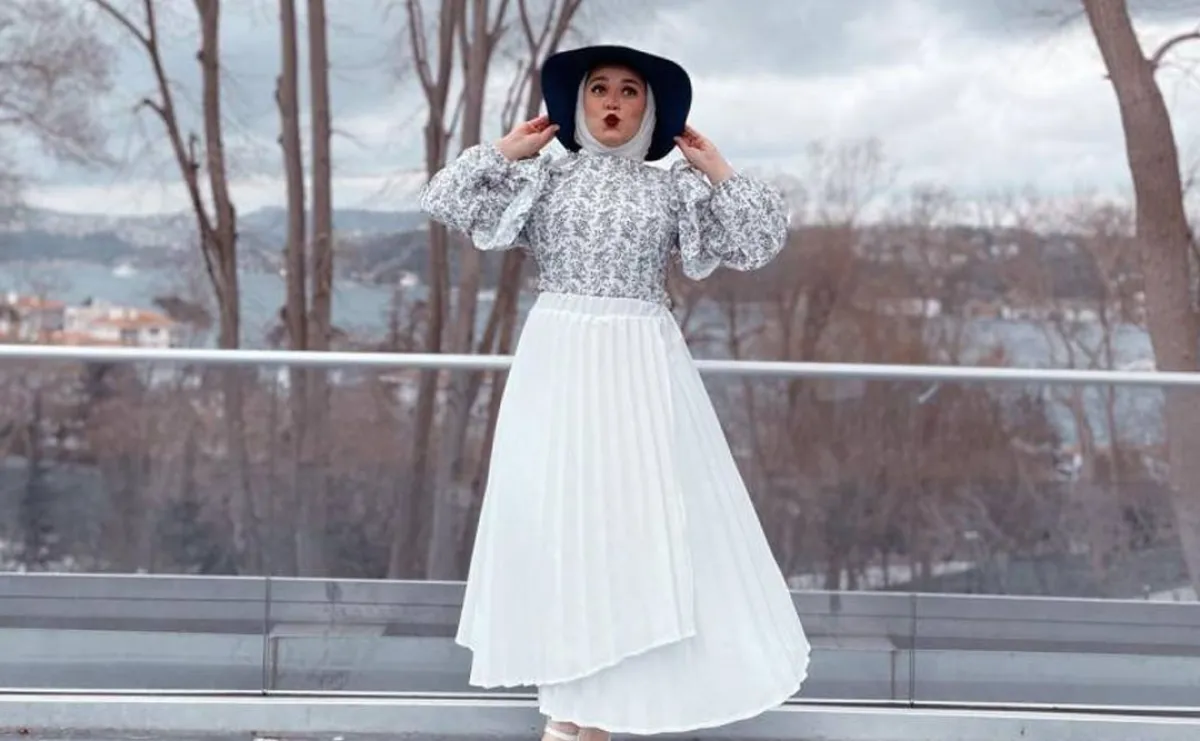 تنسيق التنورة البيضاء مع توب بالأبيض والأسود من فاطمة نصر