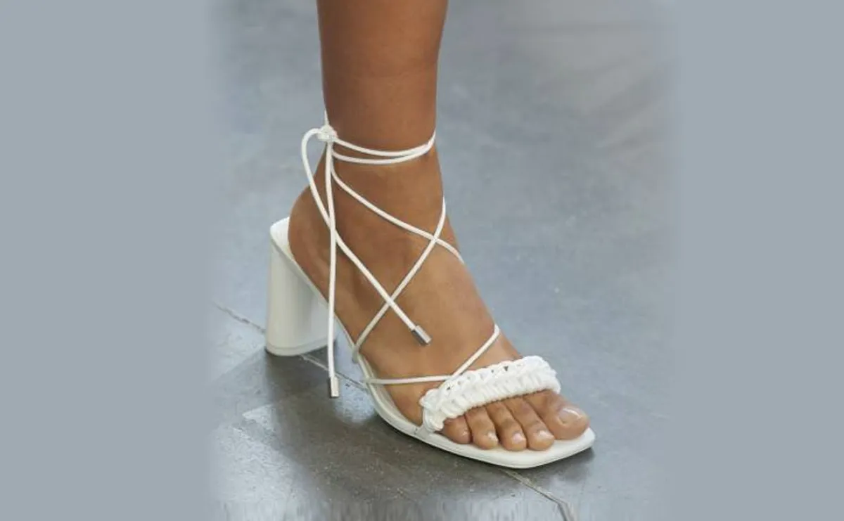 موديلات صنادل باللون الأبيض 2022 من إستر ماناس  Ester Manas