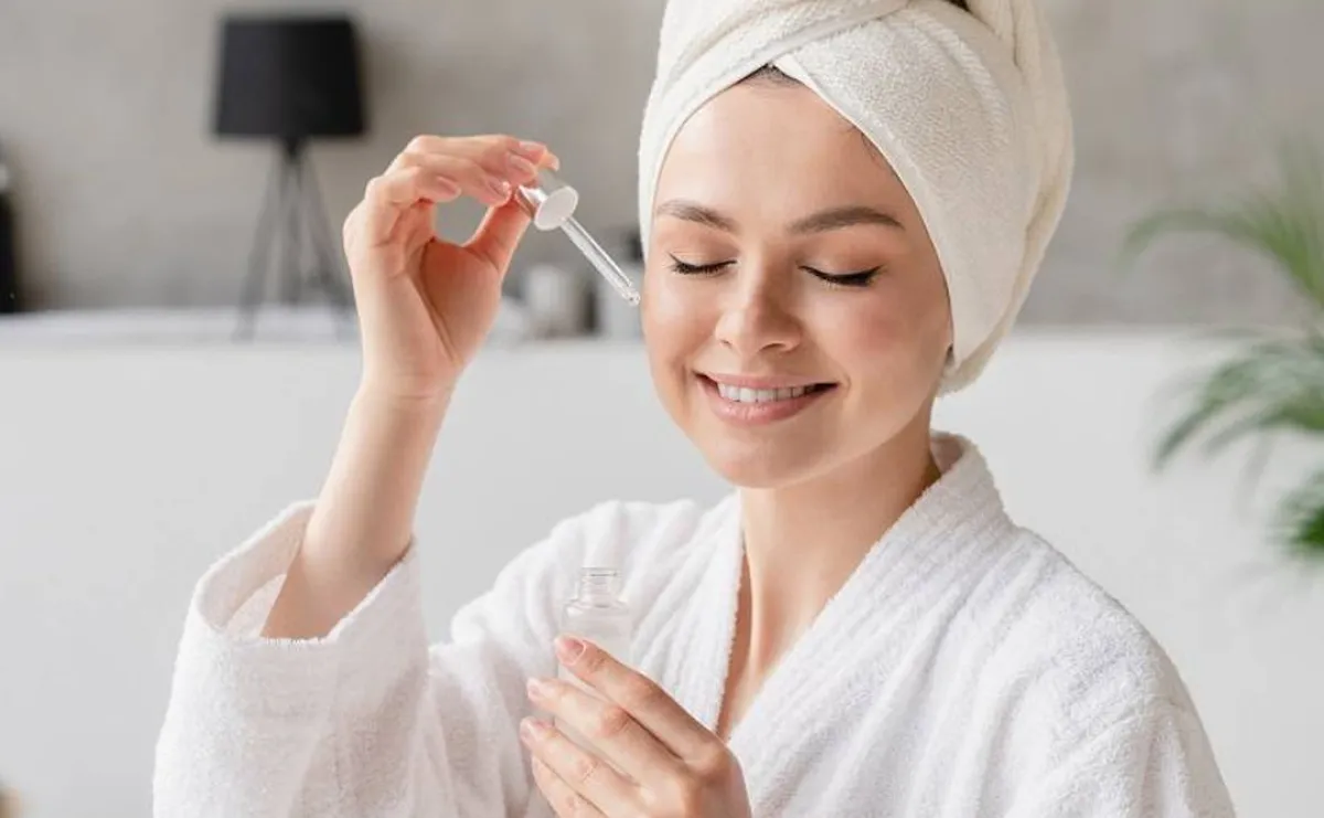 تطبيق سيروم حمض الهيالورونيك