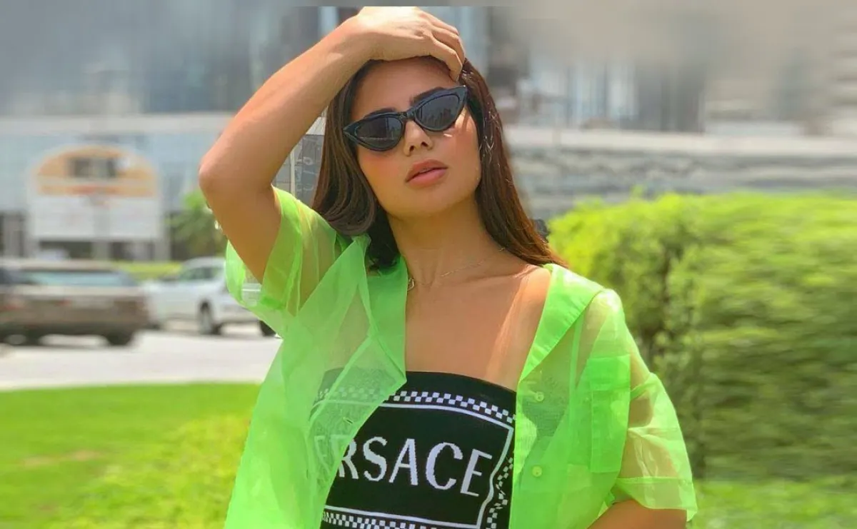 ديما الأسدي بقميص باللون الأخضر  